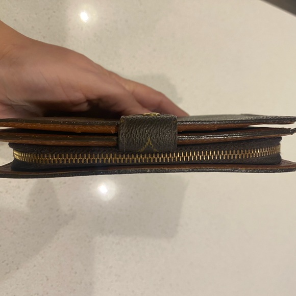 Louis Vuitton Medium Wallet - Picture 4 of 6